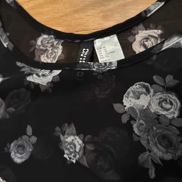H&M Divided size L/12 black sheer 3/4 sleeve top with white and gray roses - Picture 2 of 2
